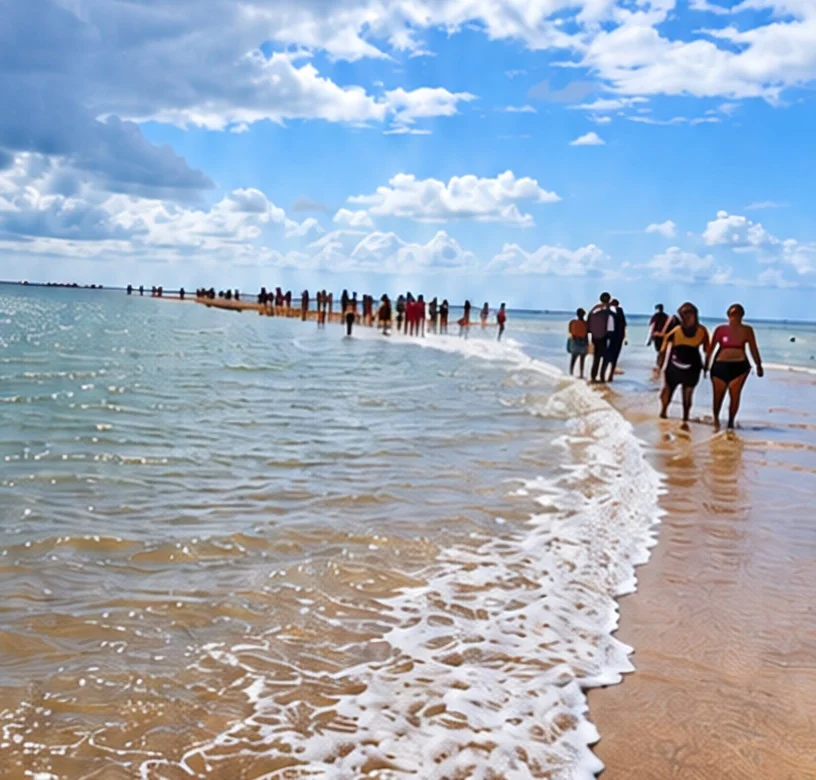 Pessoas caminhando pela praia de Coroa Vermelha
