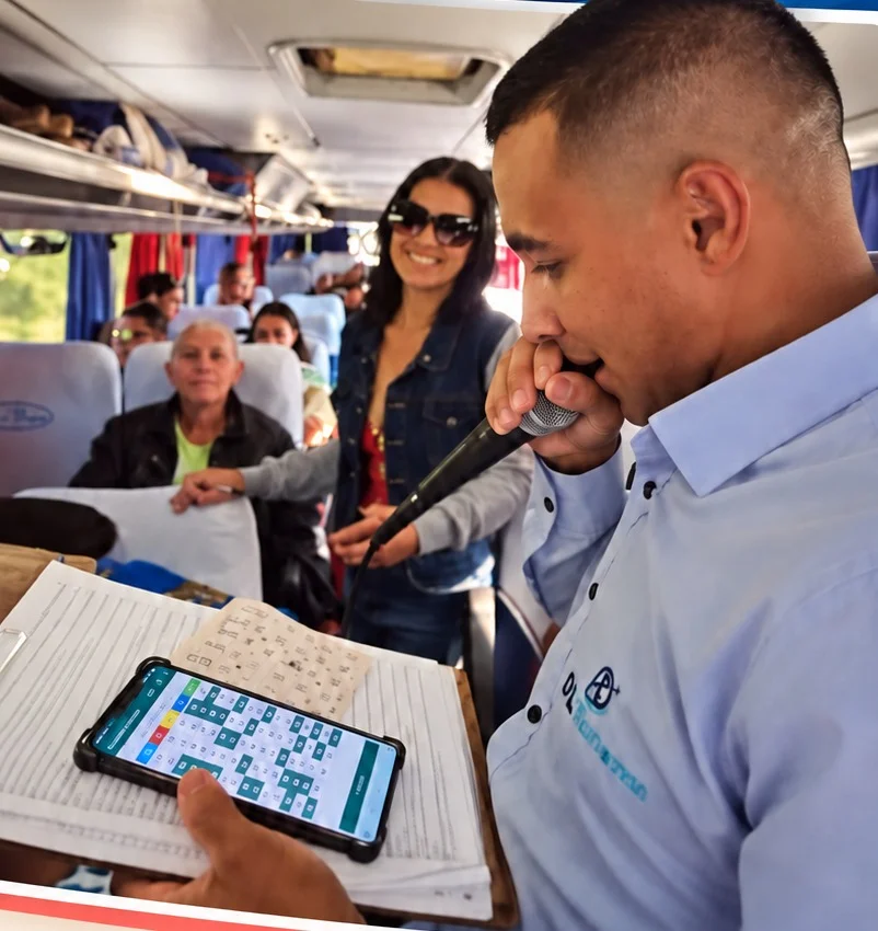 Animador conduzindo o bingo dentro do ônibus, com passageiros ao fundo